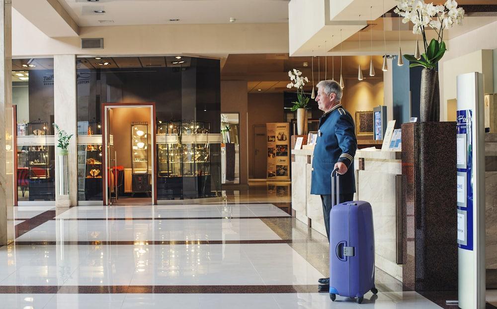 Booking Hotel & Spa Krakow Dış mekan fotoğraf A guest checking in at a hotel
