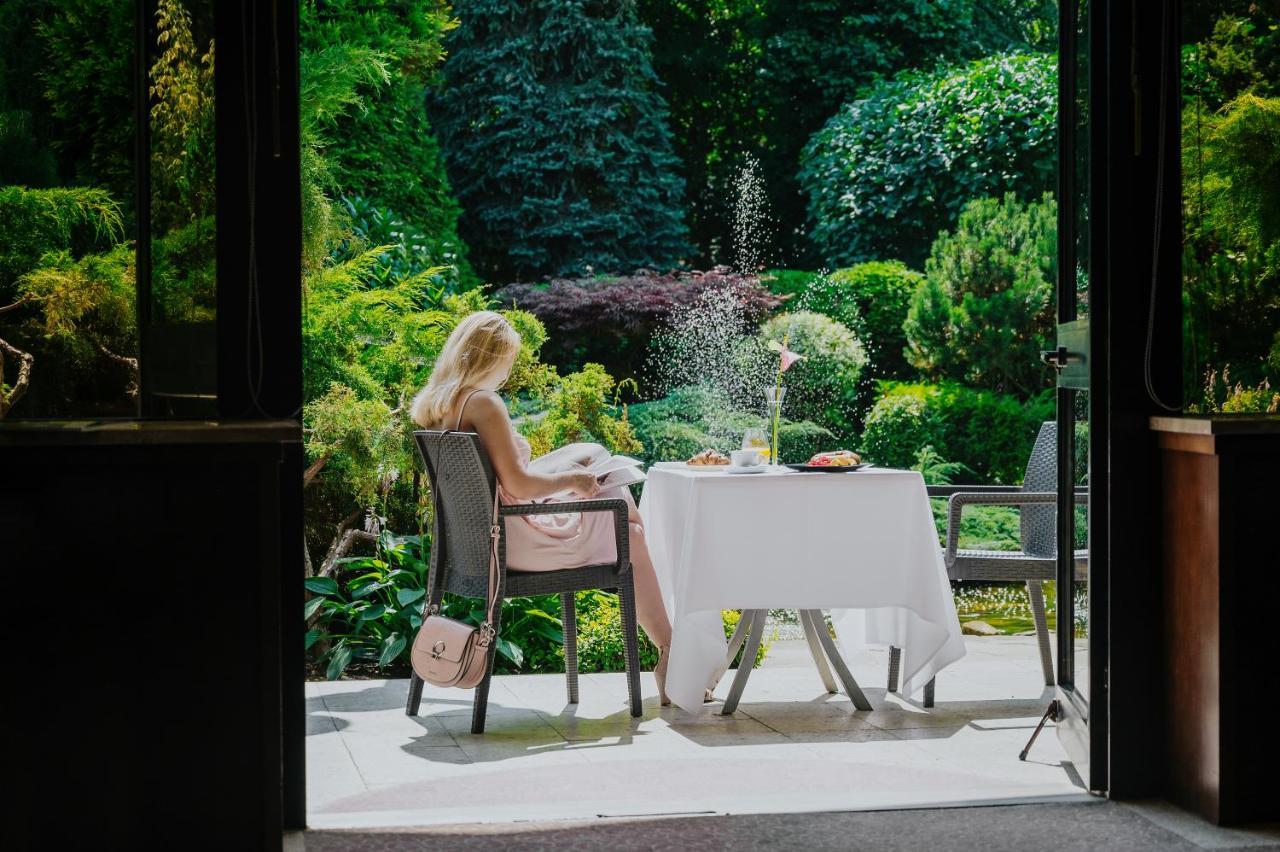 Booking Hotel & Spa Krakow Dış mekan fotoğraf The Garden at The Ivy Collection