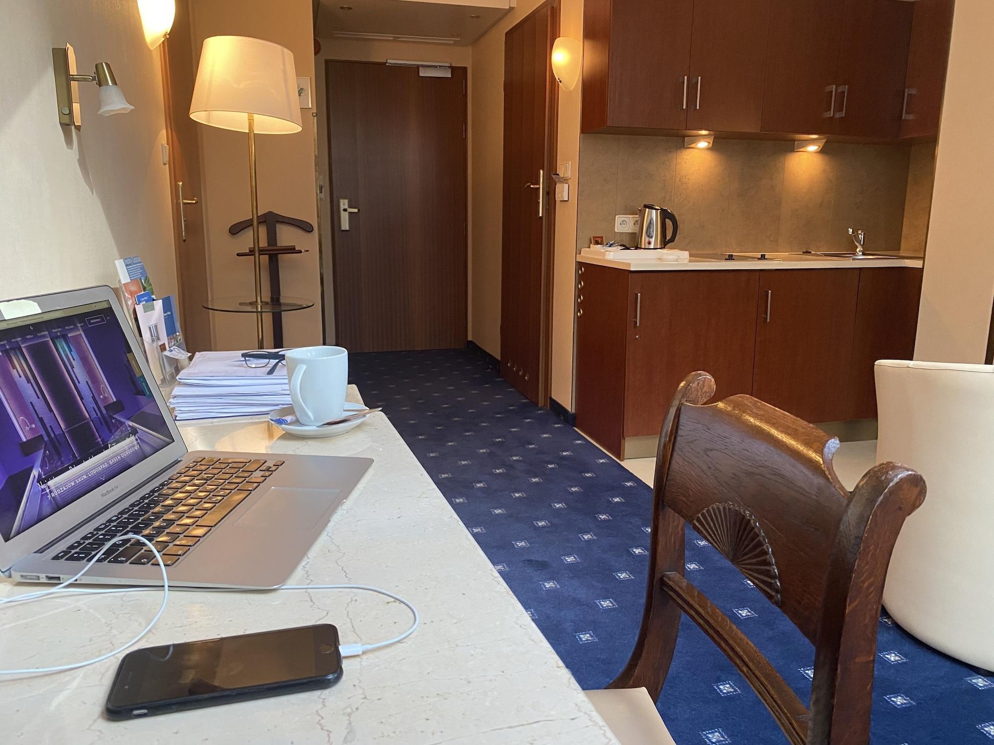Booking Hotel & Spa Krakow Dış mekan fotoğraf A typical hotel room