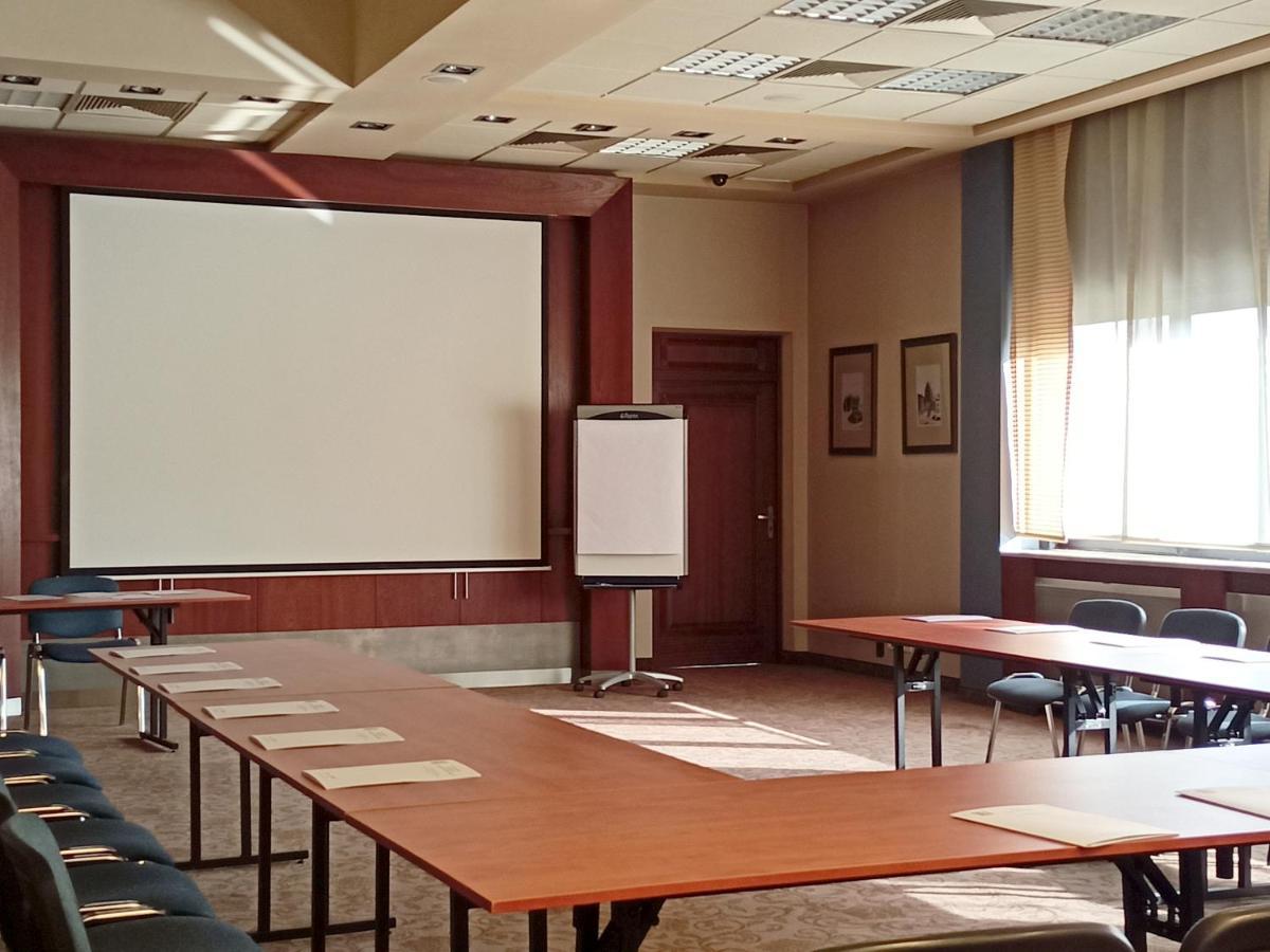 Booking Hotel & Spa Krakow Dış mekan fotoğraf A typical classroom at the university