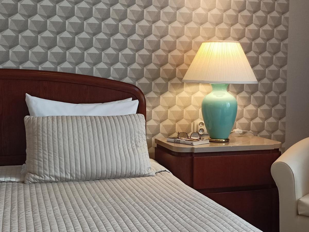 Booking Hotel & Spa Krakow Dış mekan fotoğraf A bed with a throw pillow
