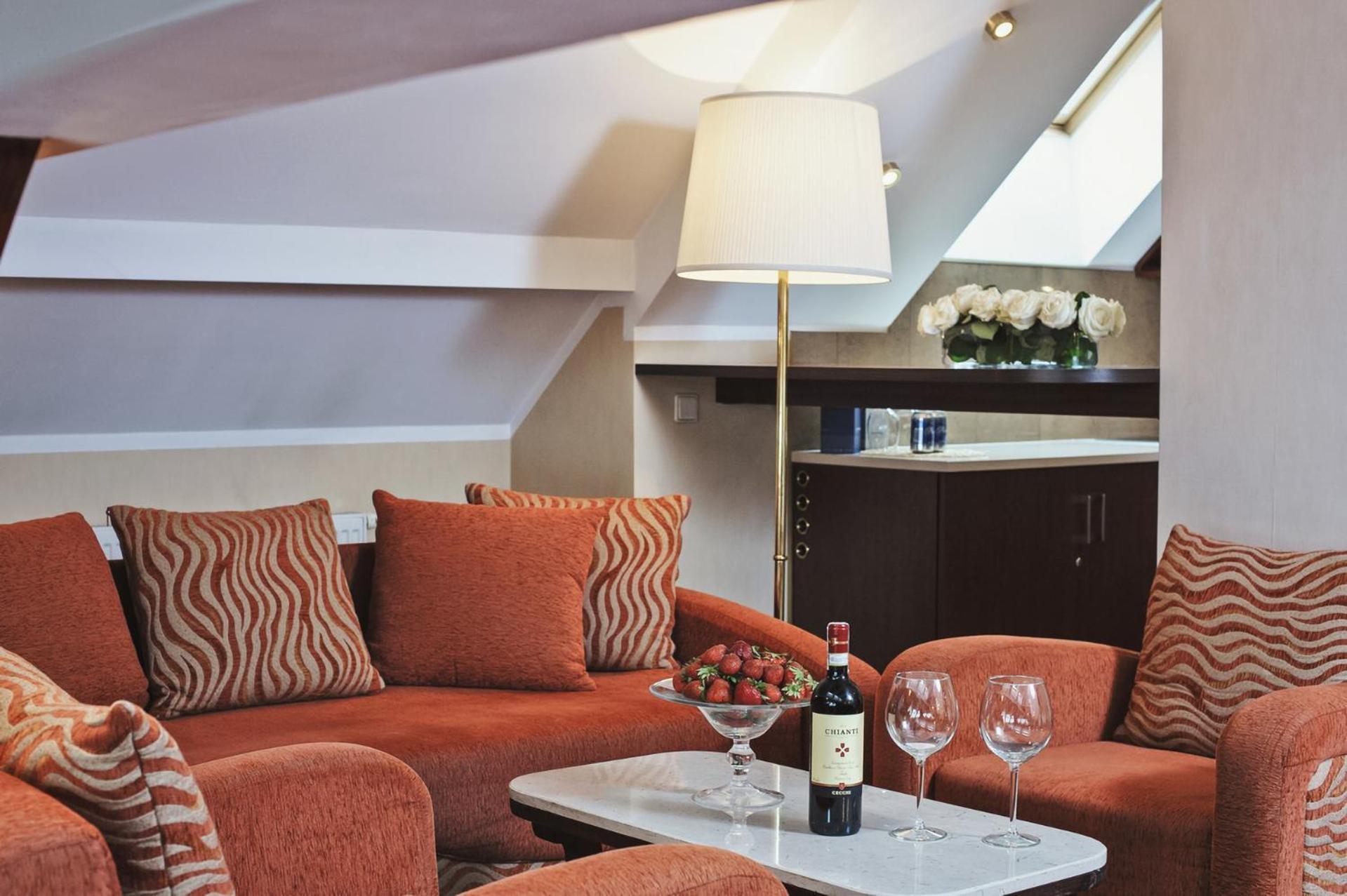 Booking Hotel & Spa Krakow Oda fotoğraf The interior of a suite