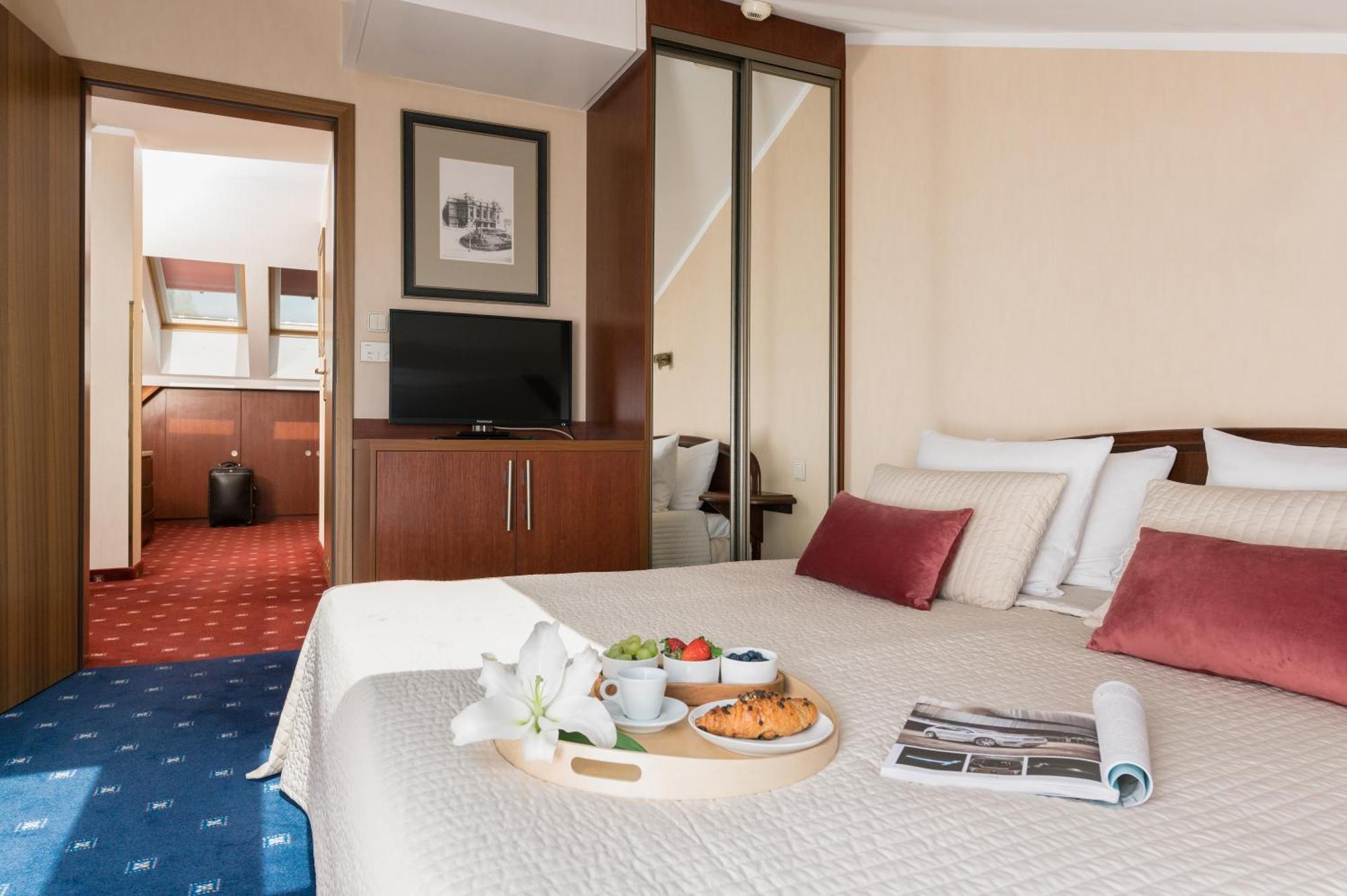 Booking Hotel & Spa Krakow Oda fotoğraf A typical hotel room